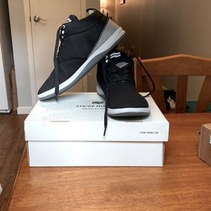 New with tags Strike Mvmnt, style Chill Pill Mid size 9